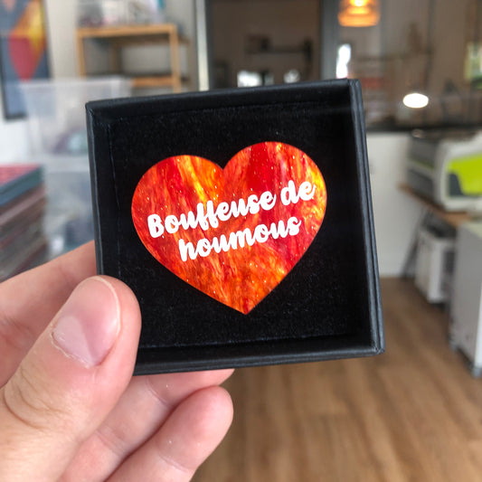 Broche "Bouffeuse de houmous" en acrylique marbrée orange à paillettes