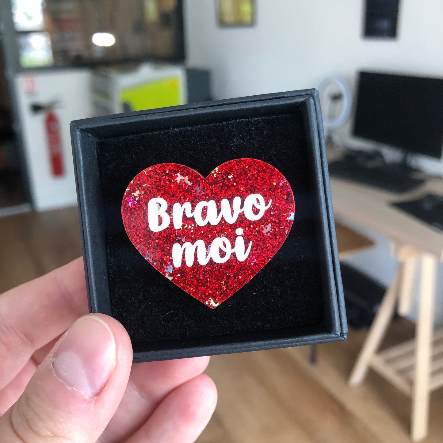 Broche "Bravo moi" en acrylique à paillettes rouges et étoiles