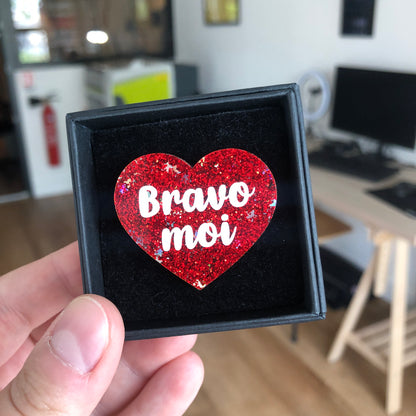 Broche "Bravo moi" en acrylique à paillettes rouges et étoiles