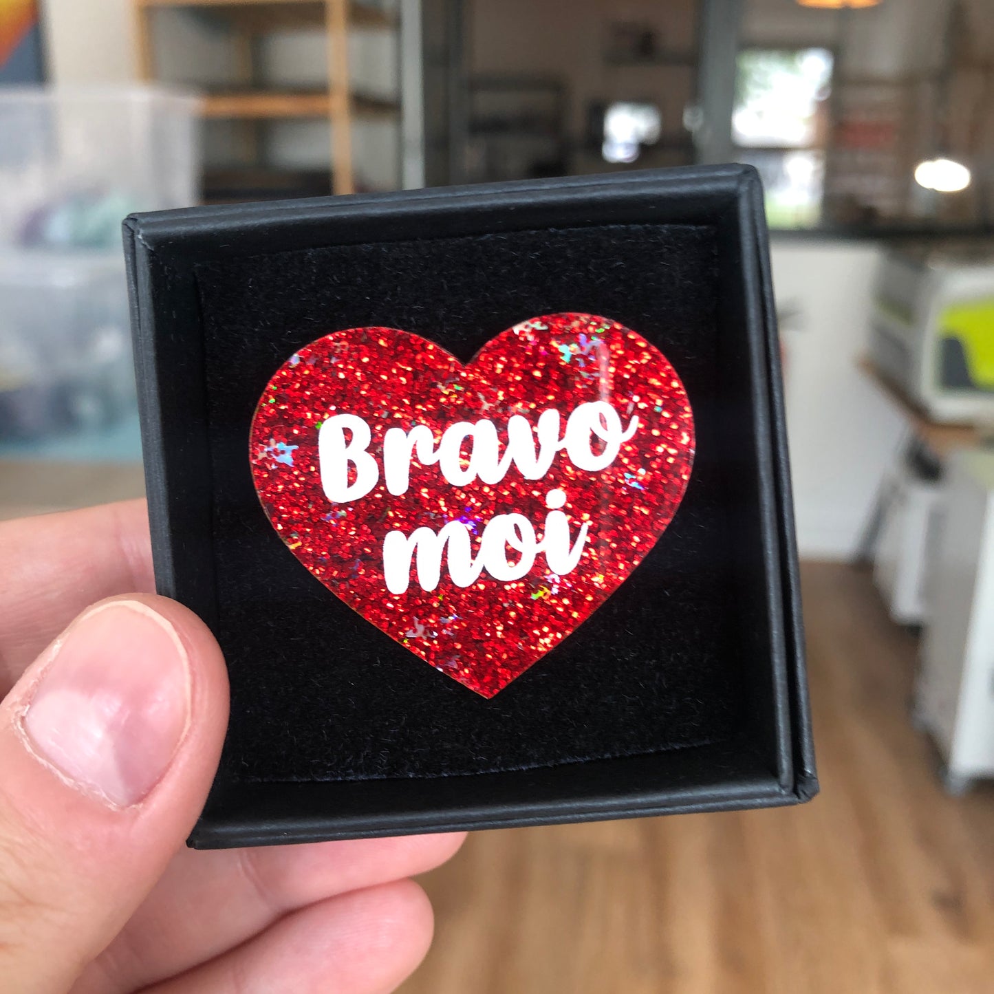 Broche "Bravo moi" en acrylique à paillettes rouges et étoiles