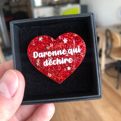 Broche "Daronne qui déchire" en acrylique à paillettes rouges et étoiles