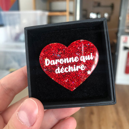 Broche "Daronne qui déchire" en acrylique à paillettes rouges et étoiles
