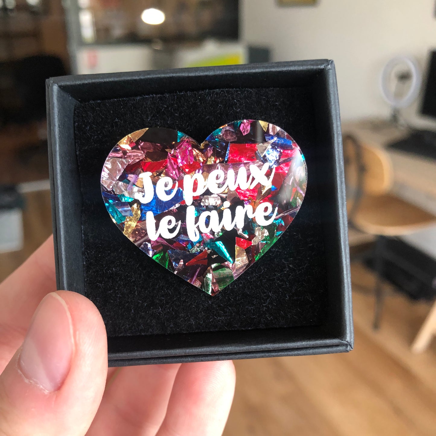 Broche "Je peux le faire" en acrylique à gros confettis multicolores
