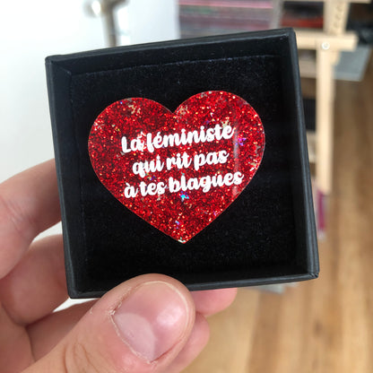 Broche "La féministe qui rit pas à tes blagues" en acrylique à paillettes rouges et étoiles