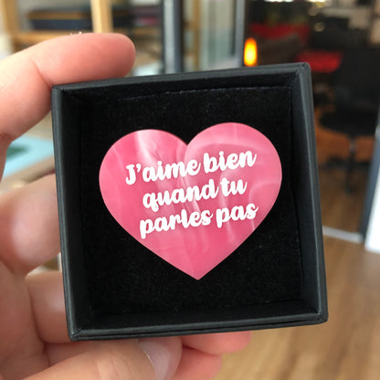 Broche "J'aime bien quand tu parles pas" en acrylique marbrée rose et blanche