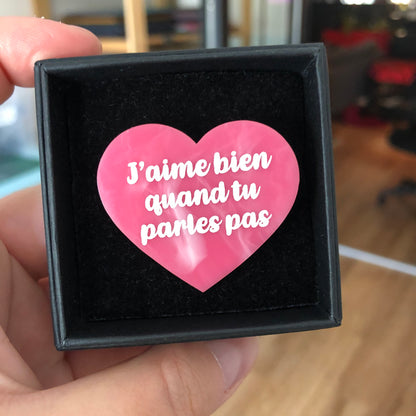 Broche "J'aime bien quand tu parles pas" en acrylique marbrée rose et blanche