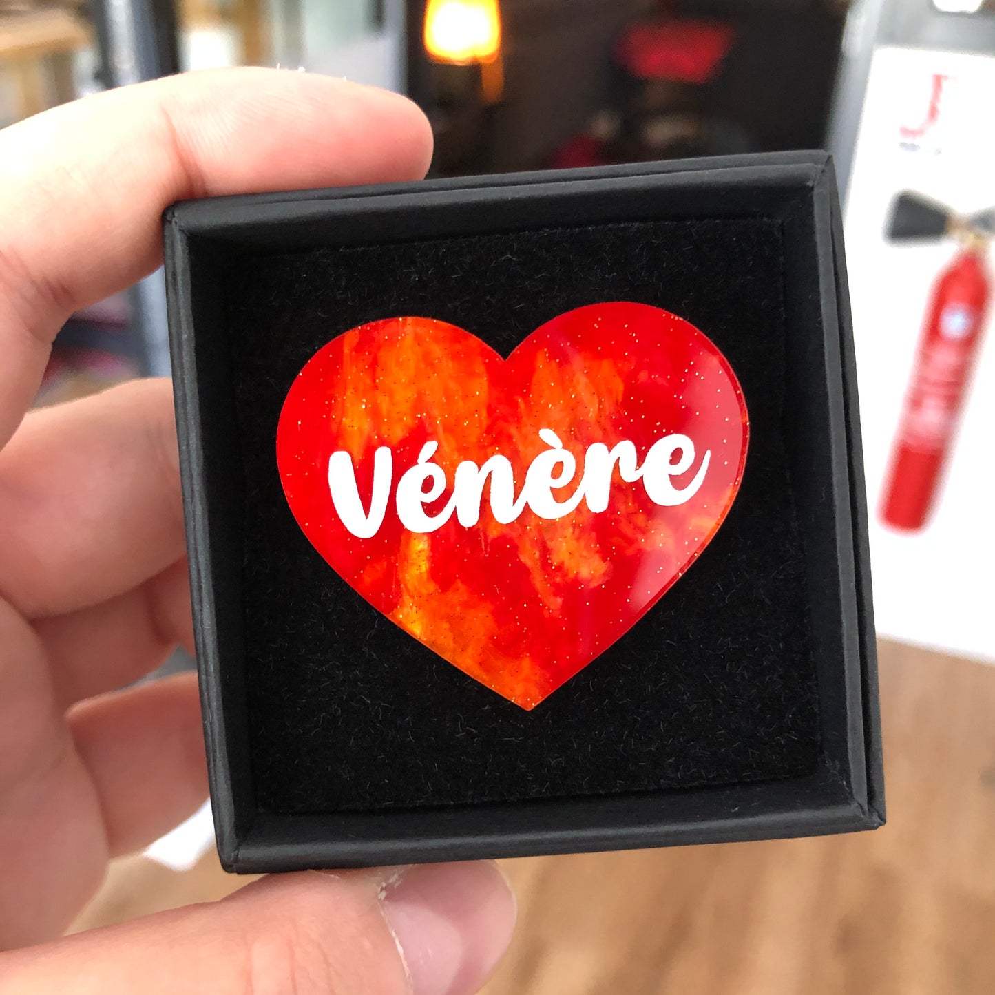 Broche "Vénère" en acrylique marbrée orange à paillettes