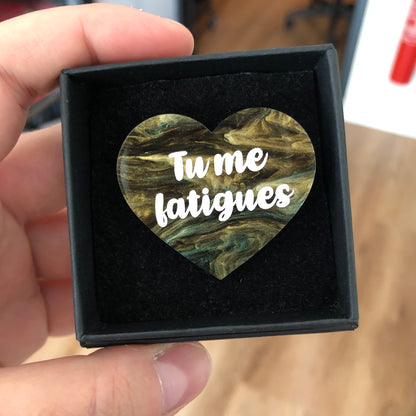 Broche "Tu me fatigues" en acrylique marbrée verte, dorée et noire