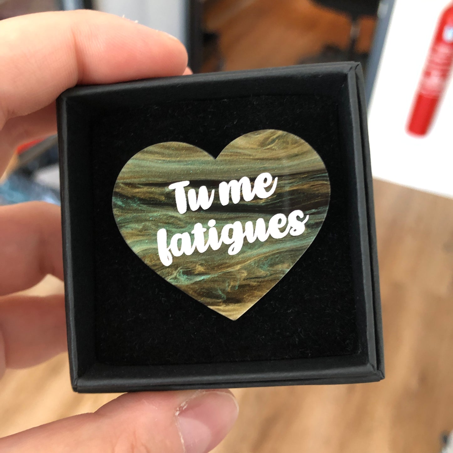 Broche "Tu me fatigues" en acrylique marbrée verte, dorée et noire