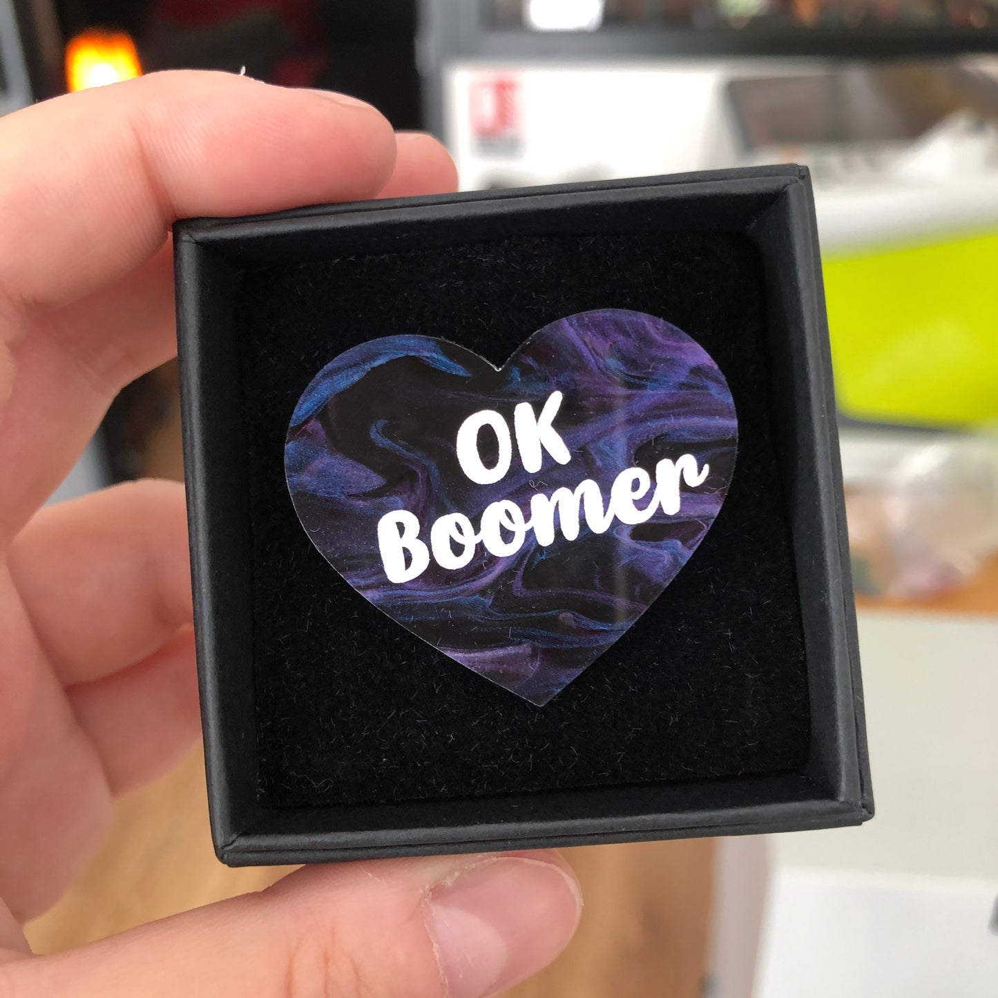 Broches "Contrôle technique" dans les tons bleus/violets