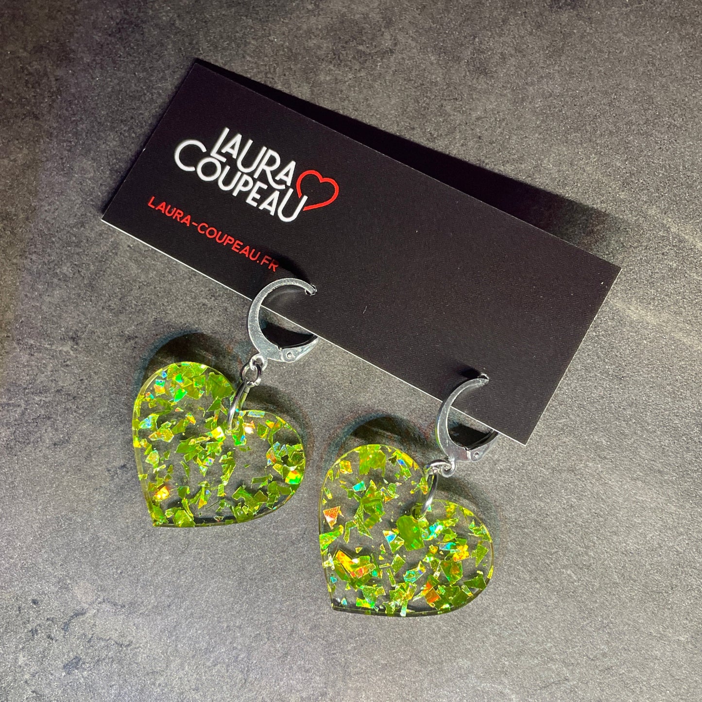 Petites boucles d'oreilles coeurs pendantes en acrylique transparente avec des éclats de confettis jaunes/verts