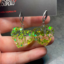 Charger l&#39;image dans la galerie, Petites boucles d&#39;oreilles coeurs pendantes en acrylique transparente avec des éclats de confettis jaunes/verts