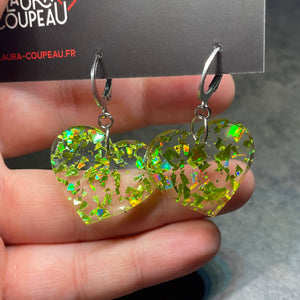 Petites boucles d'oreilles coeurs pendantes en acrylique transparente avec des éclats de confettis jaunes/verts