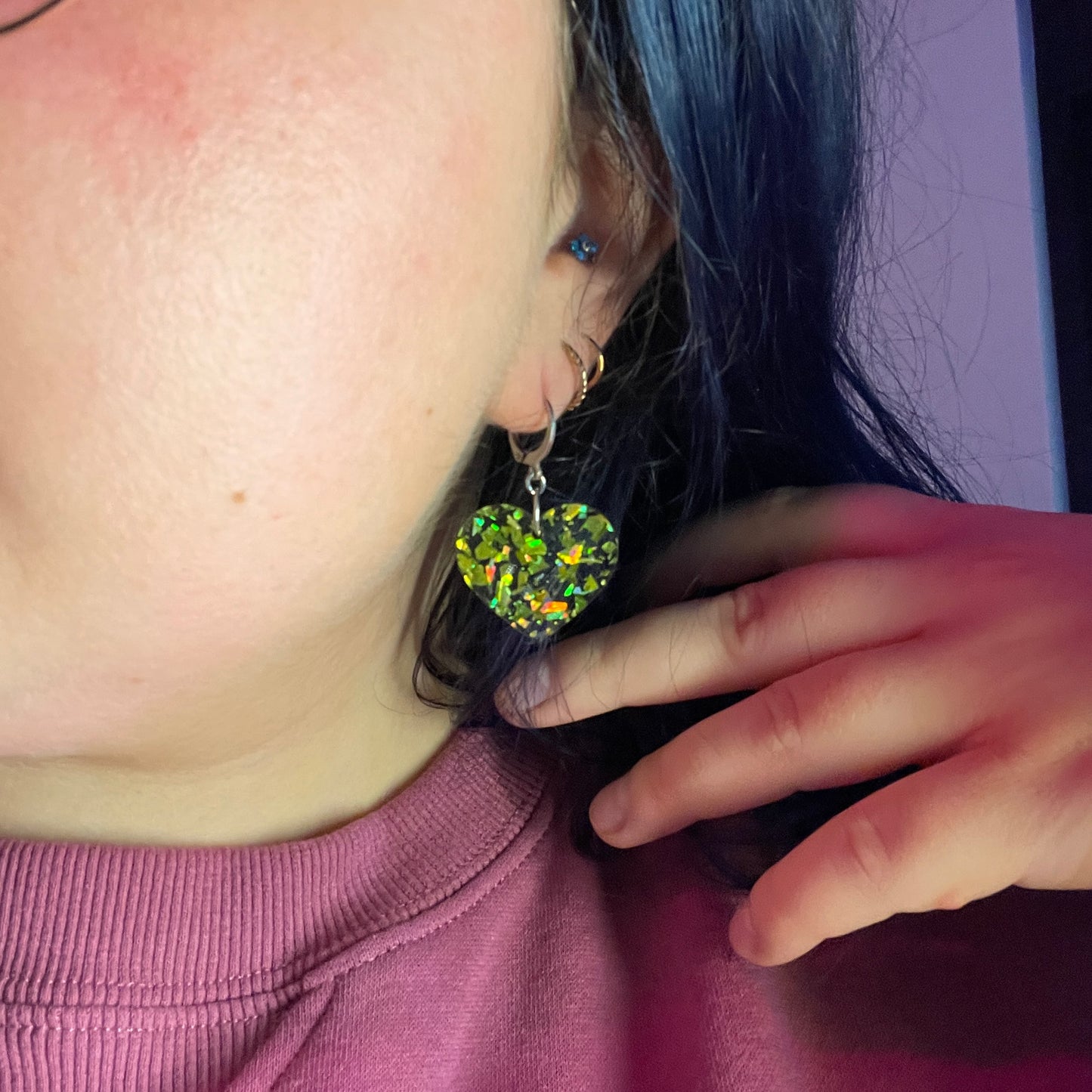 Petites boucles d'oreilles coeurs pendantes en acrylique transparente avec des éclats de confettis jaunes/verts