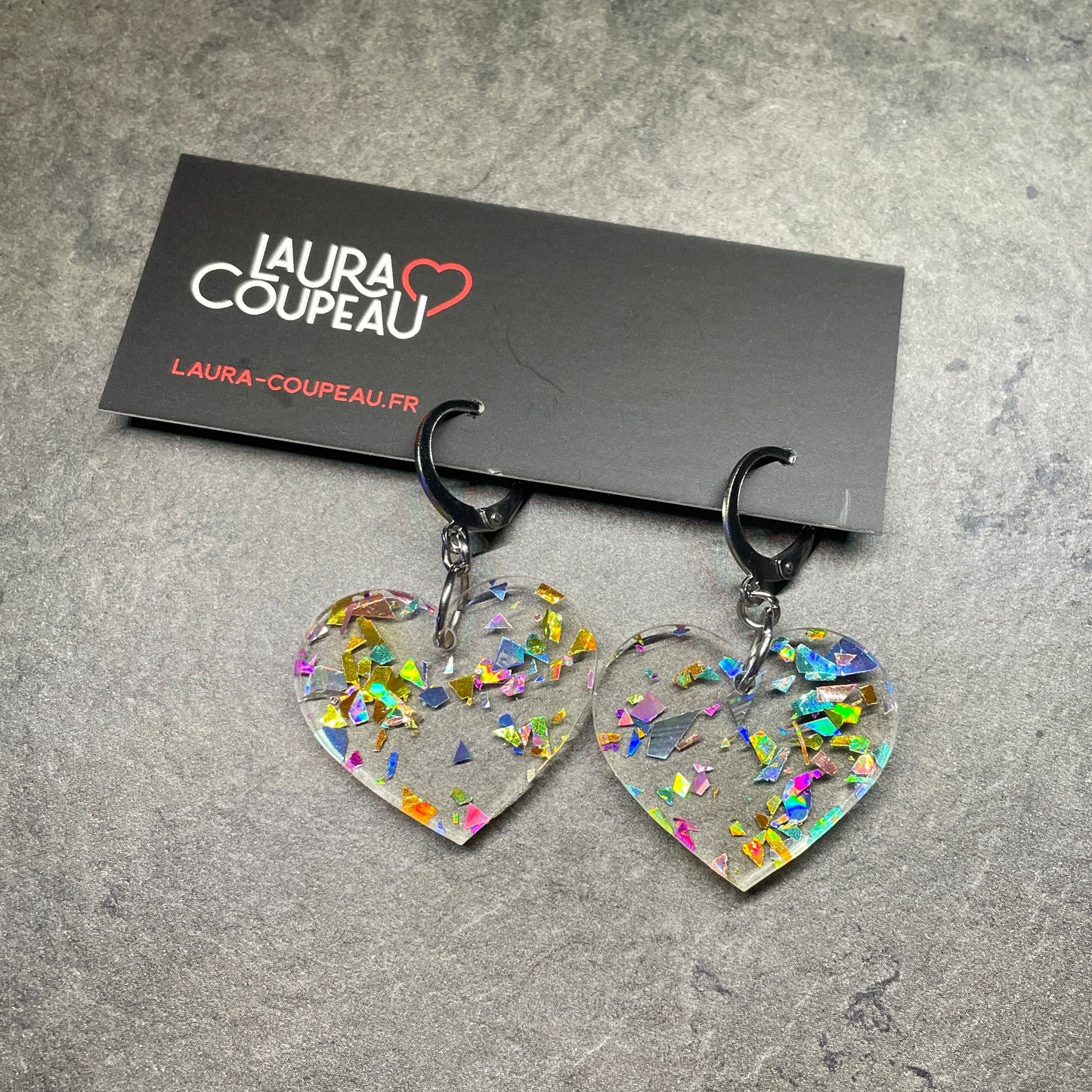 Petites boucles d'oreilles coeurs pendantes en acrylique transparente avec des éclats de confettis multicolores