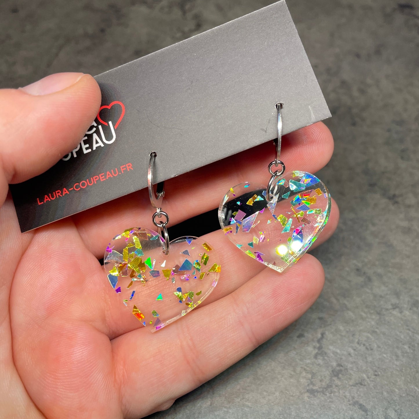 Petites boucles d'oreilles coeurs pendantes en acrylique transparente avec des éclats de confettis multicolores