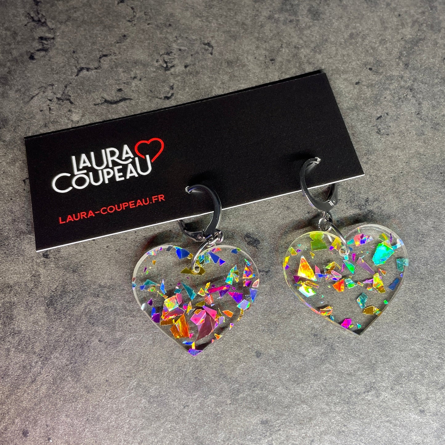 Petites boucles d'oreilles coeurs pendantes en acrylique transparente avec des éclats de confettis multicolores