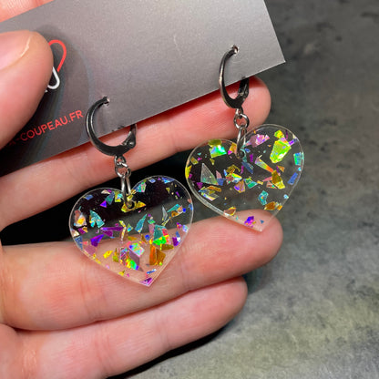 Petites boucles d'oreilles coeurs pendantes en acrylique transparente avec des éclats de confettis multicolores