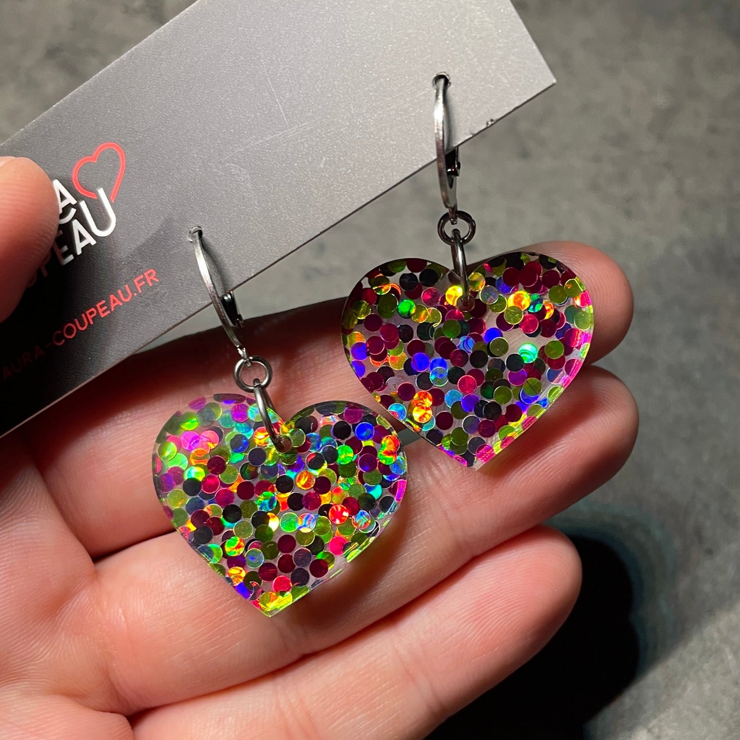 Petites boucles d'oreilles coeurs pendantes en acrylique transparente avec des confettis ronds verts et roses
