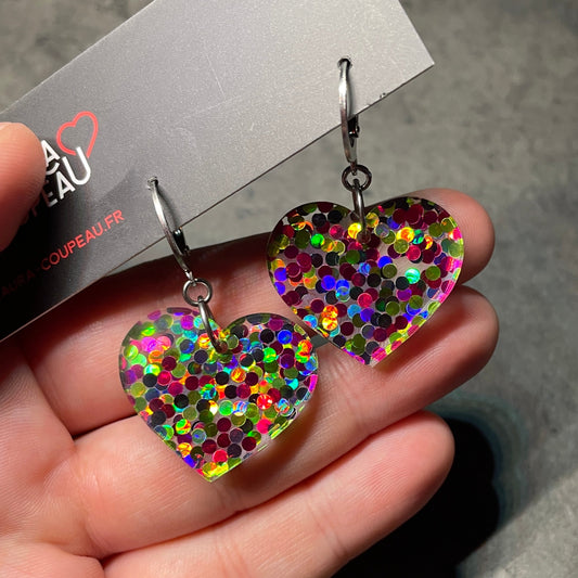 Petites boucles d'oreilles coeurs pendantes en acrylique transparente avec des confettis ronds verts et roses
