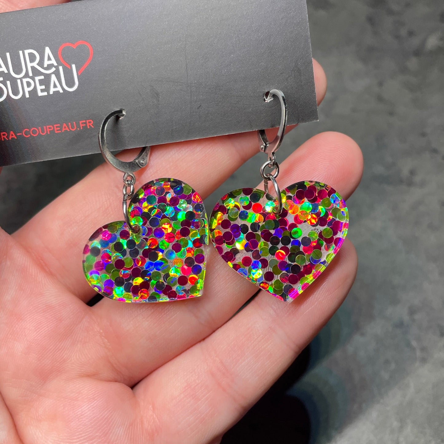 Petites boucles d'oreilles coeurs pendantes en acrylique transparente avec des confettis ronds verts et roses