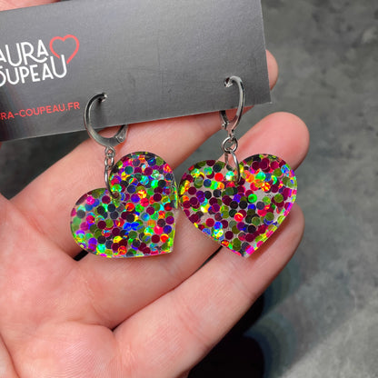 Petites boucles d'oreilles coeurs pendantes en acrylique transparente avec des confettis ronds verts et roses