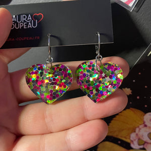 Petites boucles d'oreilles coeurs pendantes en acrylique transparente avec des confettis ronds verts et roses