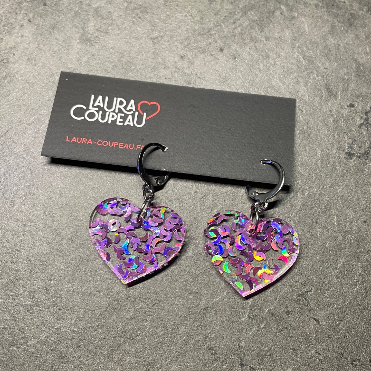 Petites boucles d'oreilles coeurs pendantes en acrylique transparente avec des confettis lunes roses holographiques