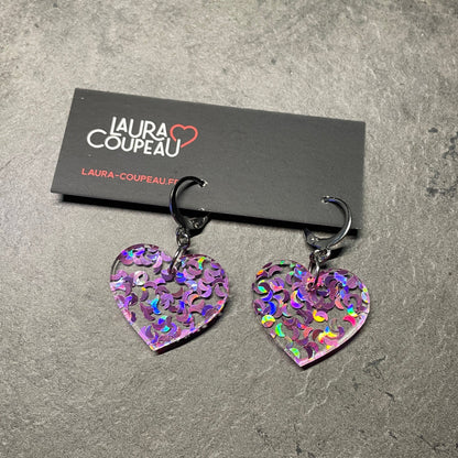 Petites boucles d'oreilles coeurs pendantes en acrylique transparente avec des confettis lunes roses holographiques