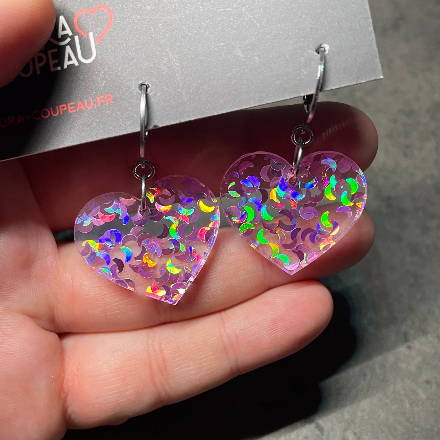 Petites boucles d'oreilles coeurs pendantes en acrylique transparente avec des confettis lunes roses holographiques