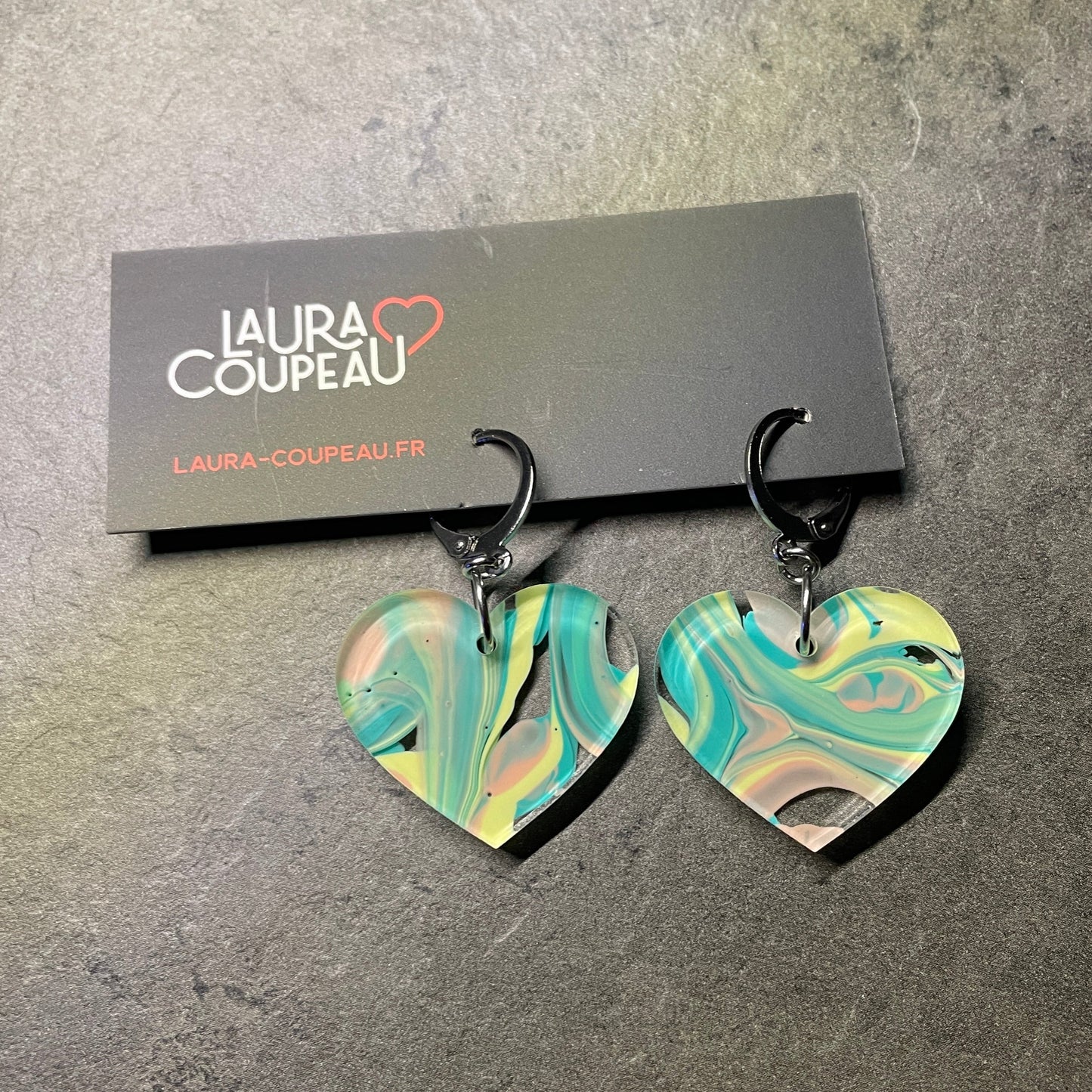 Petites boucles d'oreilles coeurs pendantes en acrylique marbrée verte, corail, jaune et transparente