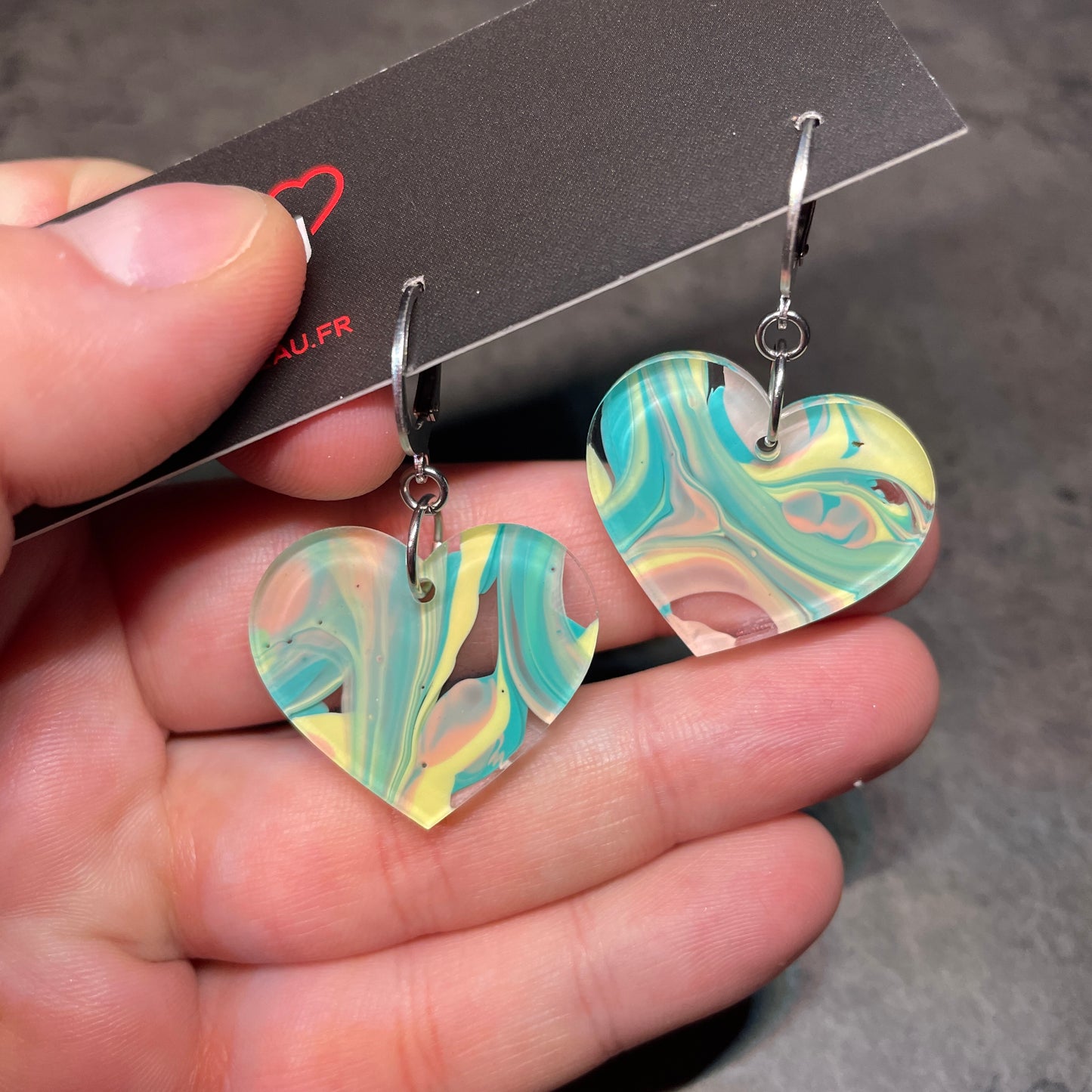 Petites boucles d'oreilles coeurs pendantes en acrylique marbrée verte, corail, jaune et transparente