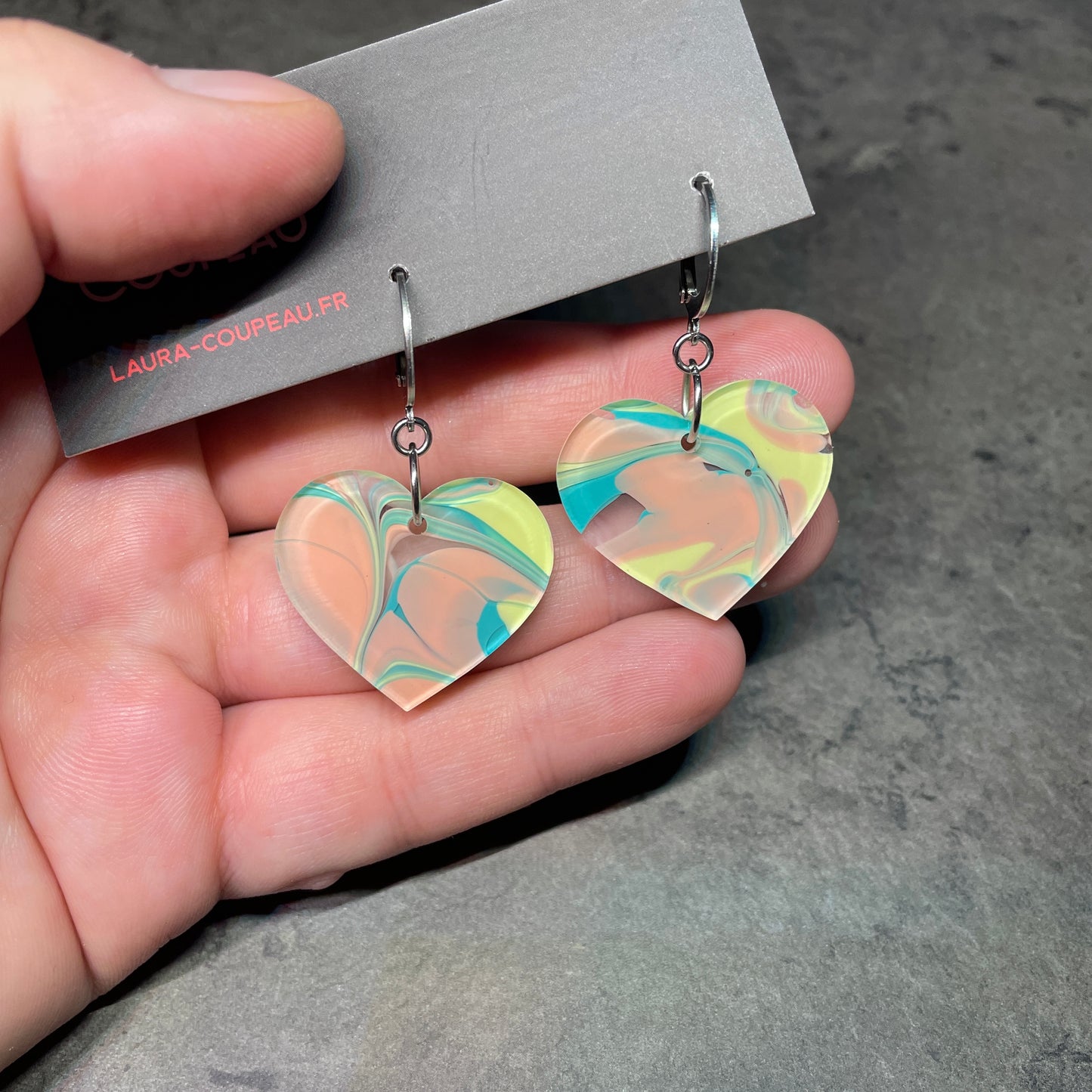 Petites boucles d'oreilles coeurs pendantes en acrylique marbrée verte, corail, jaune et transparente