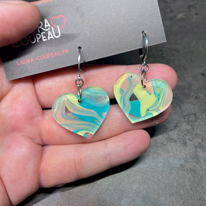 Petites boucles d'oreilles coeurs pendantes en acrylique marbrée verte, corail, jaune et transparente