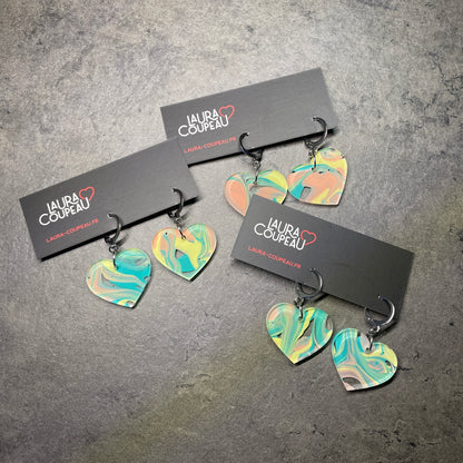 Petites boucles d'oreilles coeurs pendantes en acrylique marbrée verte, corail, jaune et transparente