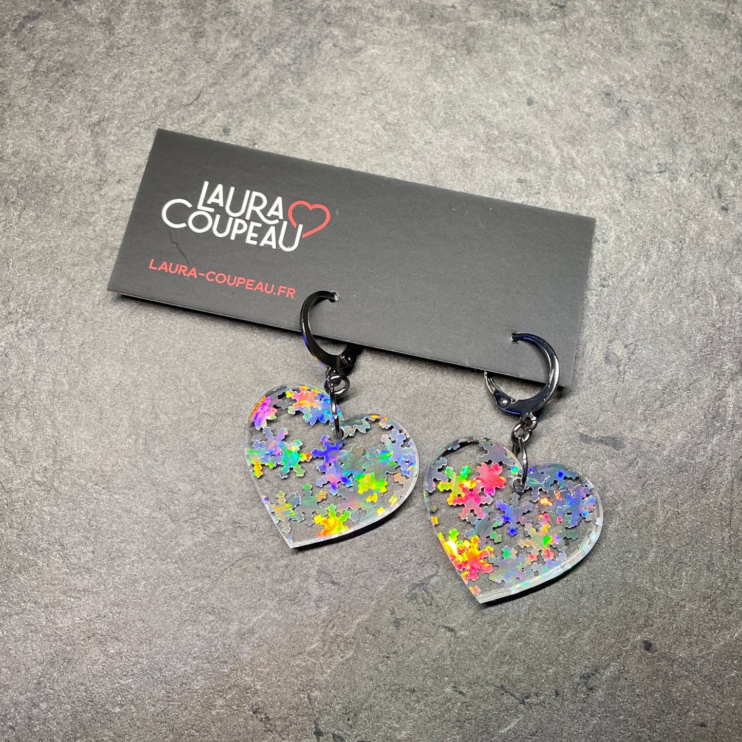 Petites boucles d'oreilles coeurs pendantes en acrylique transparente avec des confettis flocons holographiques