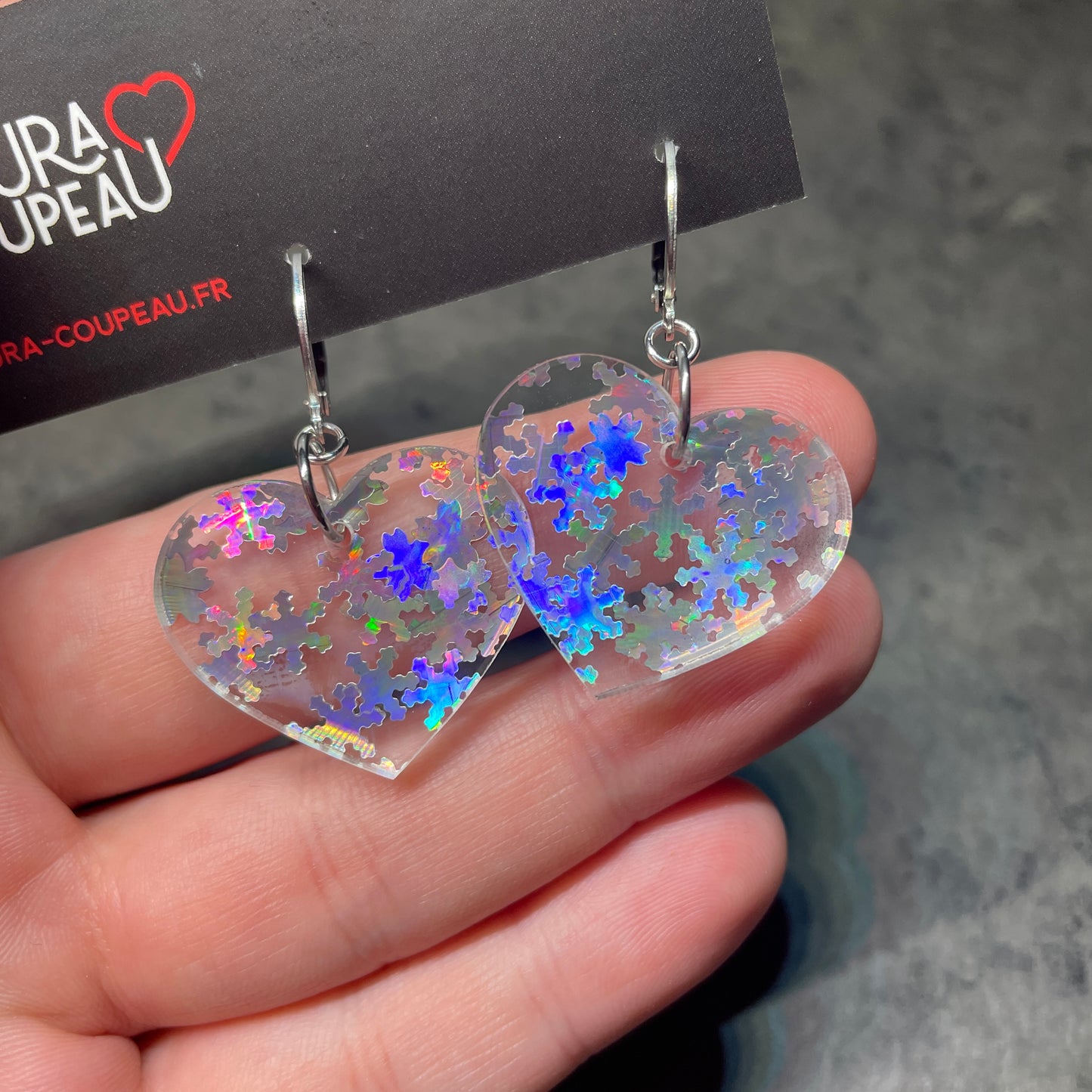 Petites boucles d'oreilles coeurs pendantes en acrylique transparente avec des confettis flocons holographiques