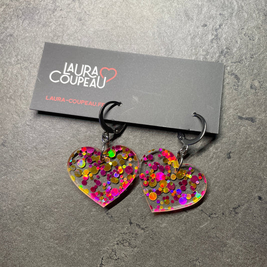 Petites boucles d'oreilles coeurs pendantes en acrylique transparente avec des confettis ronds roses et jaunes