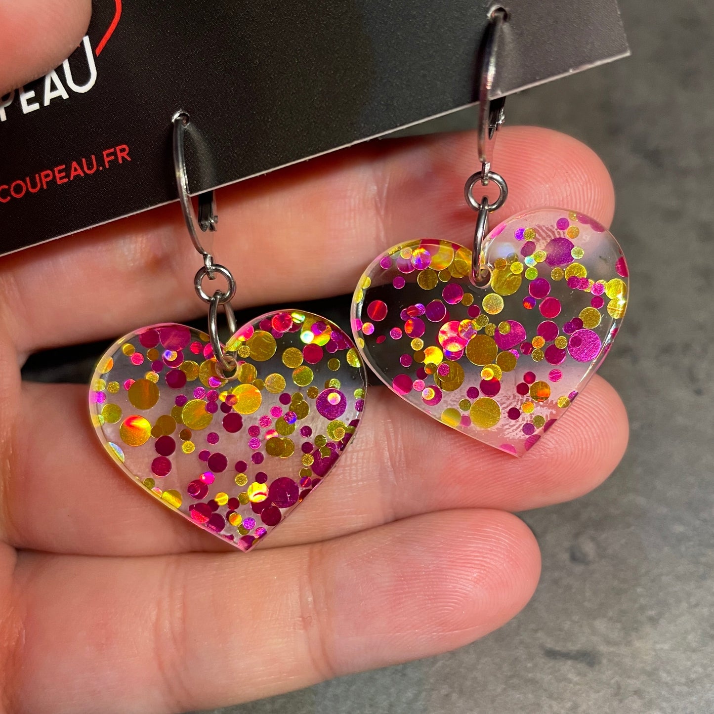 Petites boucles d'oreilles coeurs pendantes en acrylique transparente avec des confettis ronds roses et jaunes
