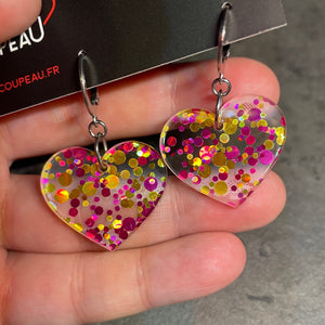 Petites boucles d'oreilles coeurs pendantes en acrylique transparente avec des confettis ronds roses et jaunes