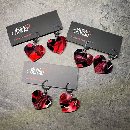 Petites boucles d'oreilles coeurs pendantes en acrylique marbrée rouge, blanche, noire et transparente