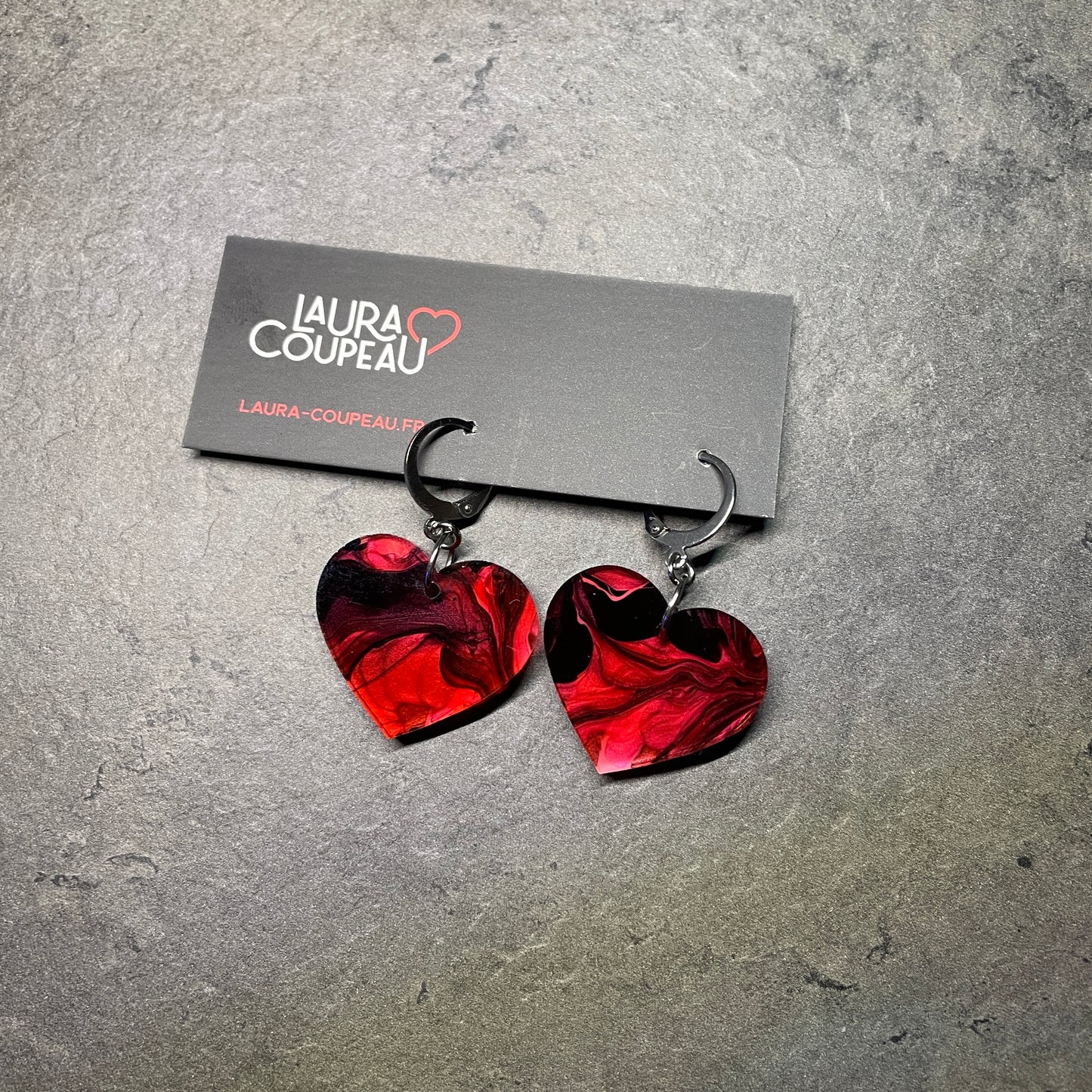 Petites boucles d'oreilles coeurs pendantes en acrylique marbrée rouge, blanche, noire et transparente