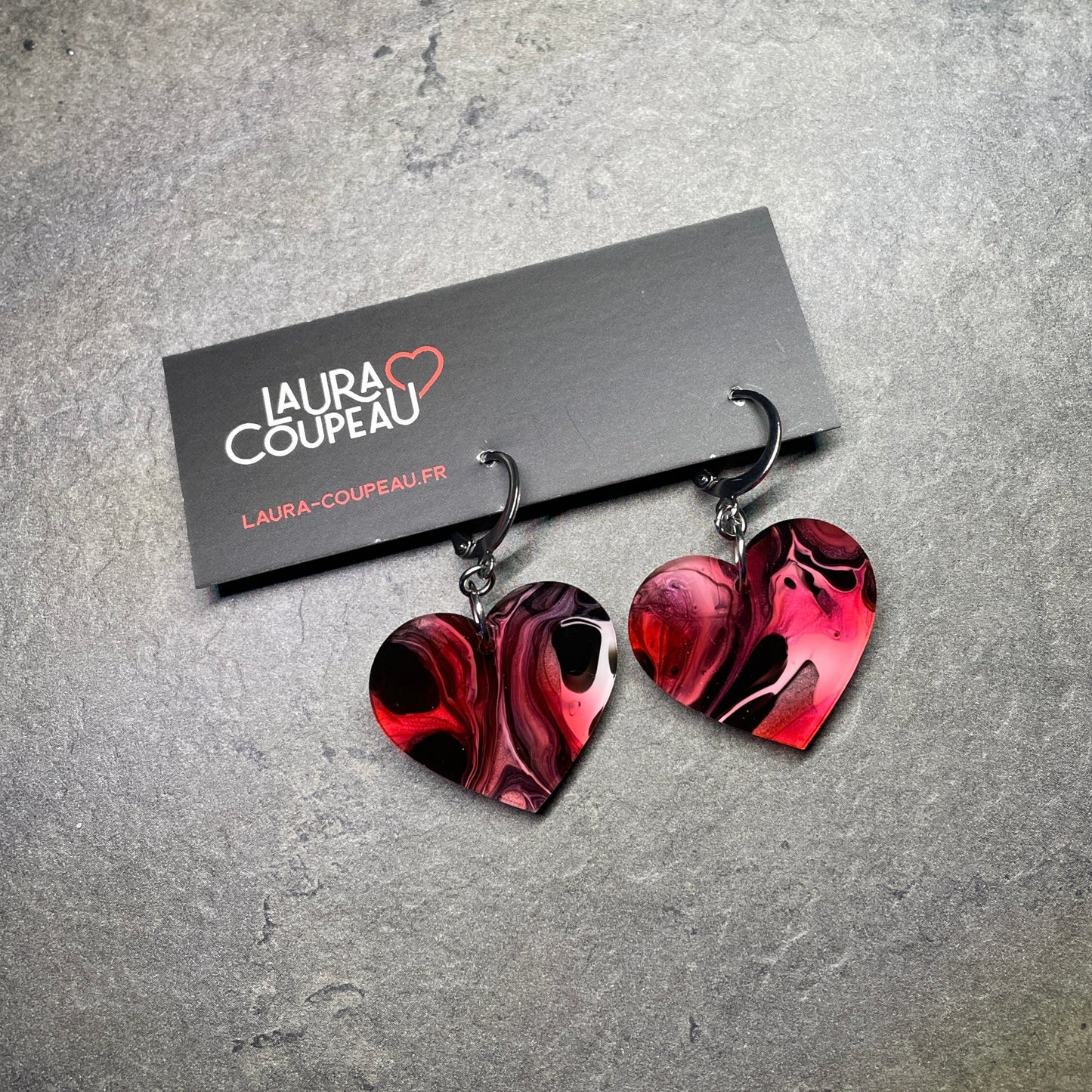 Petites boucles d'oreilles coeurs pendantes en acrylique marbrée rouge, blanche, noire et transparente