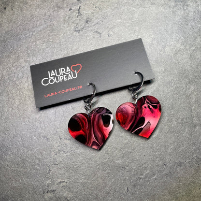 Petites boucles d'oreilles coeurs pendantes en acrylique marbrée rouge, blanche, noire et transparente