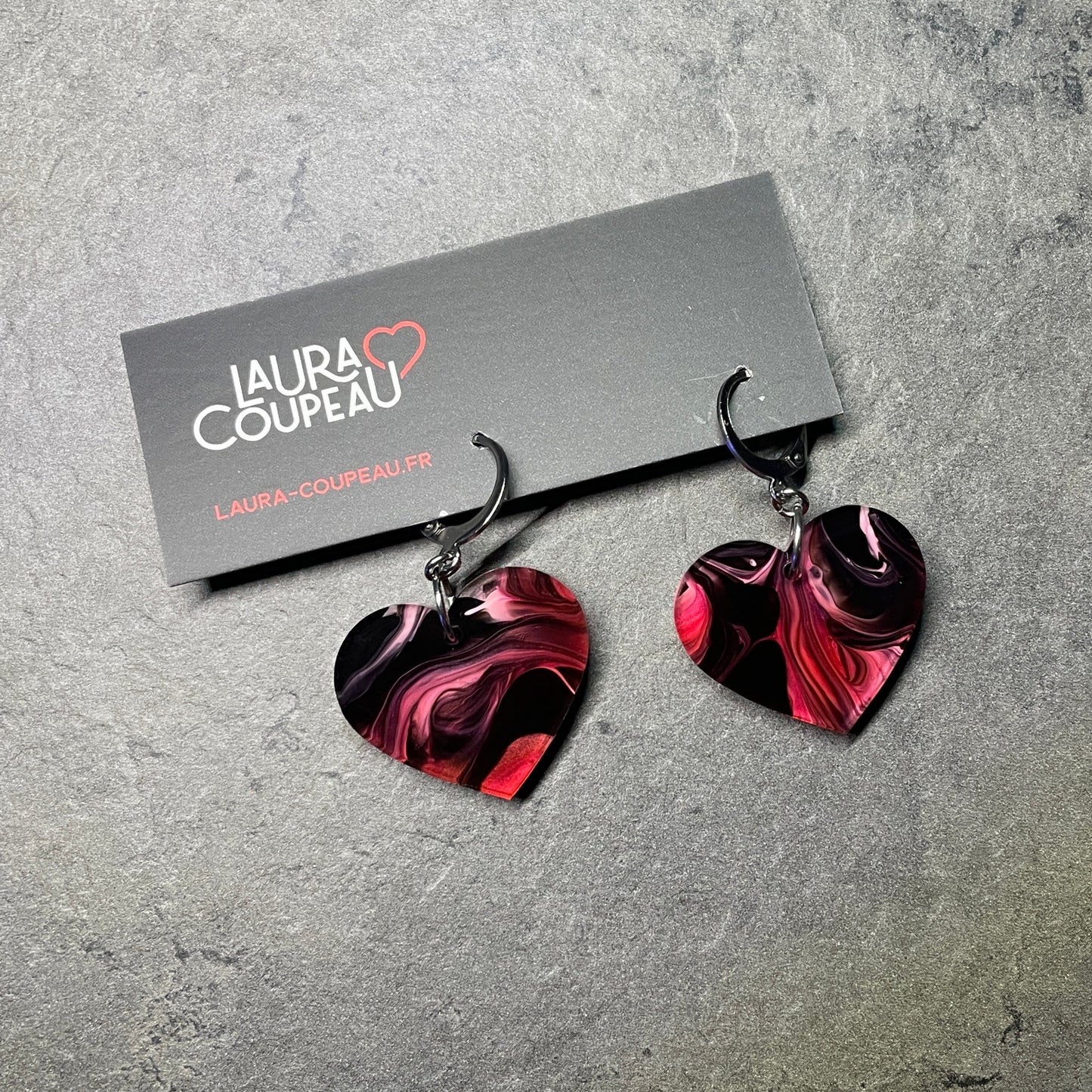 Petites boucles d'oreilles coeurs pendantes en acrylique marbrée rouge, blanche, noire et transparente
