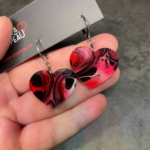 Petites boucles d'oreilles coeurs pendantes en acrylique marbrée rouge, blanche, noire et transparente