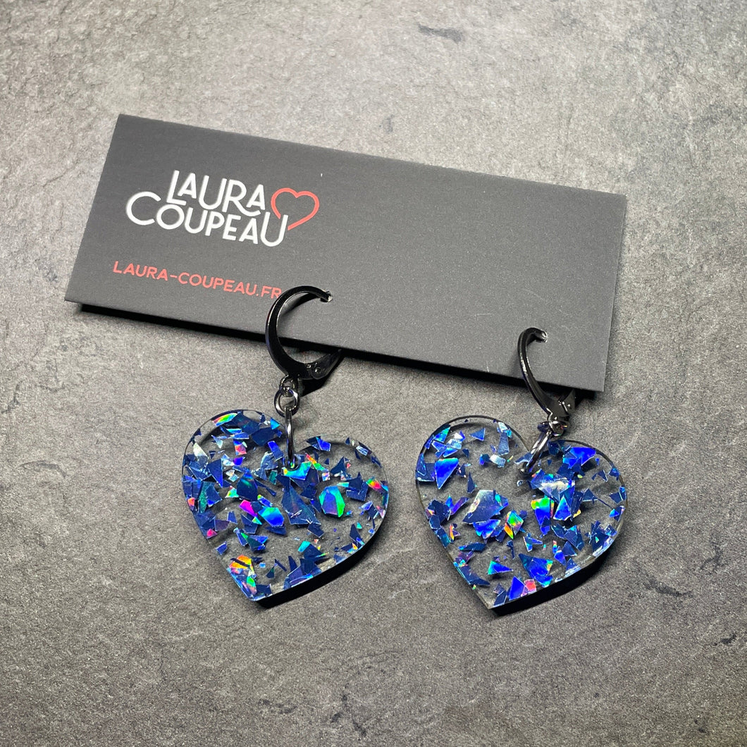 Petites boucles d'oreilles coeurs pendantes en acrylique transparente avec des éclats de confettis bleus