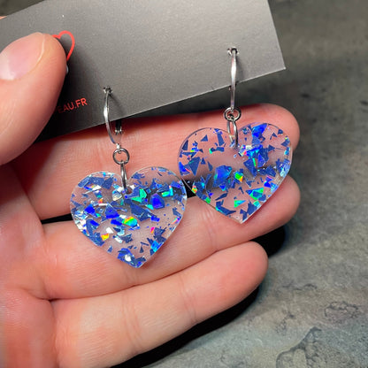 Petites boucles d'oreilles coeurs pendantes en acrylique transparente avec des éclats de confettis bleus