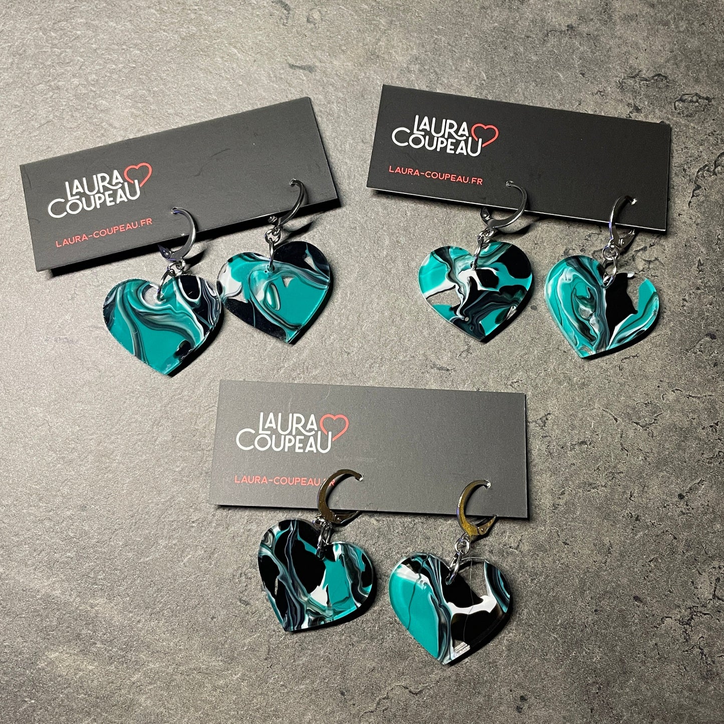 Petites boucles d'oreilles coeurs pendantes en acrylique marbrée verte, blanche, noire et transparente