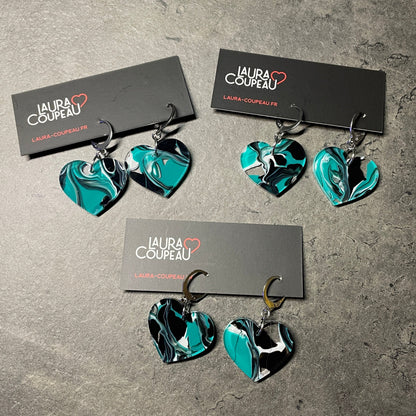 Petites boucles d'oreilles coeurs pendantes en acrylique marbrée verte, blanche, noire et transparente